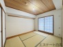 大きな開口部から明るい光が差し込む、日中の室内の明るさがこの部屋の魅力です。
