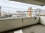 プライバシーを確保しやすい広々としたインナーバルコニー。雨天時でも洗濯物が濡れることなく安心です。
