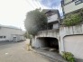 南側のお部屋から出入りできる、奥行きのあるワイドバルコニー。心地よい陽射しと暖かな風を楽しむことが出来ます。
