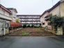 周囲を建物に囲まれながらも空が広がり、整形地ならではのすっきりとした空間が広がる落ち着いた佇まい
