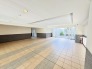 落ち着いた色合いのタイルが上品な雰囲気を演出するゆとりあるエントランスホールです
