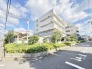 角地に佇むマンションです。周辺は落ち着いた住環境です。
