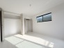 今からここを誰のお部屋にしようか、そんな洋室。大きさは7帖です。
