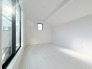 今からここを誰のお部屋にしようか、そんな洋室。大きさは6帖です。
