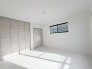 今からここを誰のお部屋にしようか、そんな洋室。大きさは7帖です。
