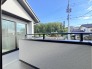 陽ざしが差込む明るいバルコニー。奥行きのあるバルコニーはお洗濯時に助かります。
