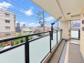 広めのバルコニーは風通しも良くお洗濯物もしっかりと干すことができます！
