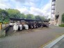 敷地内には整然と区画されたバイク置き場を完備しており、大切な愛車を安心して駐車できる環境が整っています
