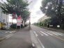 緑豊かな街路樹が美しく整う前面道路はゆとりある幅員が確保され歩道も整備されているため安心してお出かけいただけます
