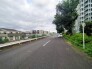 ゆとりある幅員が確保された前面道路は視界が開け、日々の移動をスムーズに心地よくサポートします

