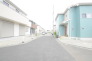 周辺は戸建てが建ち並ぶ閑静な住環境です。 30m