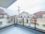 南側のお部屋から出入りできる、奥行きのあるワイドバルコニー。心地よい陽射しと暖かな風を楽しむことが出来ます。

