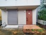 落ち着いた色合いのシャッターと木目調の扉が調和する玄関まわりは、日々の暮らしに穏やかな安心感をもたらしてくれます
