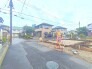 B号棟 前面道路は車がほとんど通らず、安全な住環境が保たれやすい立地です。