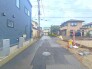 B号棟 アスファルトで舗装された前面道路。