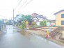 A号棟 前面道路では周辺住民以外の交通が少なく、安全な住環境が保たれやすい立地です。