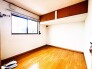 リフォーム前画像　今からここを誰のお部屋にしようか、そんな洋室。大きさは5.25帖です。


