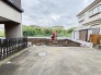 目の前の道路は近隣の方しか入ってこないので、静かで暮らしやすい住環境です。