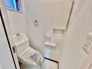 ウォシュレット機能付きのトイレ。換気のしやすい窓付きで、収納もあり実用性も兼ね備えた造り。

