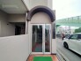 丸みを帯びた特徴的なアーチがアクセントとなり、穏やかな表情で住む人を優しく迎え入れてくれる落ち着いた佇まいのエントランスです
