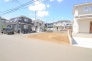 南道路に面しており日中もたくさんの陽が入ります。風通りや周辺環境など実際に現地にてご確認ください。
