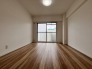 大きな開口部から明るい光が差し込む、日中の室内の明るさがこの部屋の魅力です。
