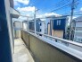 広めのバルコニーは風通しも良くお洗濯物もしっかりと干すことができます！
