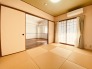 大きな開口部から明るい光が差し込む、日中の室内の明るさがこの部屋の魅力です。
