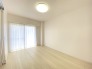 （６帖洋室）今からここを誰のお部屋にしようか、そんな洋室。大きさは６帖です。
