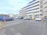 マンションの敷地内に平面駐車場あり！