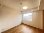 大きな開口部から明るい光が差し込む、日中の室内の明るさがこの部屋の魅力です。

