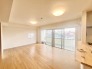 家族や友人、両親、親戚とこれから沢山の時間を紡ぐのだろう。そこを彩るのは窓から見える青い空、心地よい緑。そんなイメージが膨らむリビングスペース。
