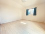 大きな開口部から明るい光が差し込む、日中の室内の明るさがこの部屋の魅力です。
