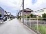 6.2m幅員の道路に面しておりお車の運転が苦手な方でも安心して出入りいただけます。