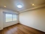 大きな開口部から明るい光が差し込む、日中の室内の明るさがこの部屋の魅力です。
