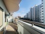 南側のお部屋から出入りできる、奥行きのあるワイドバルコニー。心地よい陽射しと暖かな風を楽しむことが出来ます。
