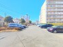 マンションの敷地内に平面駐車場あり！