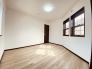 大きな開口部から明るい光が差し込む、日中の室内の明るさがこの部屋の魅力です。
