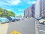 マンションの敷地内に平面駐車場あり！
