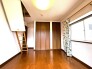 大きな開口部から明るい光が差し込む寝室。日中の室内の明るさがこの部屋の魅力です。
