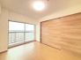 大きな開口部から明るい光が差し込む、日中の室内の明るさがこの部屋の魅力です。
