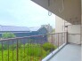 南東向きで陽当たり良好なバルコニー。お洗濯物がすぐに乾きます。
