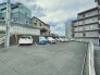 マンションの敷地内に平面駐車場あり！