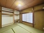大きな開口部から明るい光が差し込む、日中の室内の明るさがこの部屋の魅力です。
