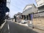 周りは戸建てが建ち並ぶ住宅街です。 10m