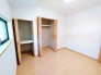 衣類の整理整頓に嬉しいクローゼット付きのお部屋。お子様のお部屋としても便利です。
