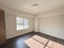 大きな開口部から明るい光が差し込む、日中の室内の明るさがこの部屋の魅力です。
