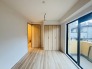 大きな開口部から明るい光が差し込む、日中の室内の明るさがこの部屋の魅力です。
