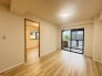 どんな家具にでも相性が良い清潔感ある白色調のクロスを採用。主張しすぎない配色、耐久性にも優れた床材は日々のメンテナンスも楽に、快適に過ごして頂けるよう考えられています。
