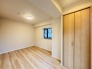 衣類の整理整頓に嬉しいクローゼット付きのお部屋。お子様のお部屋としても便利です。
